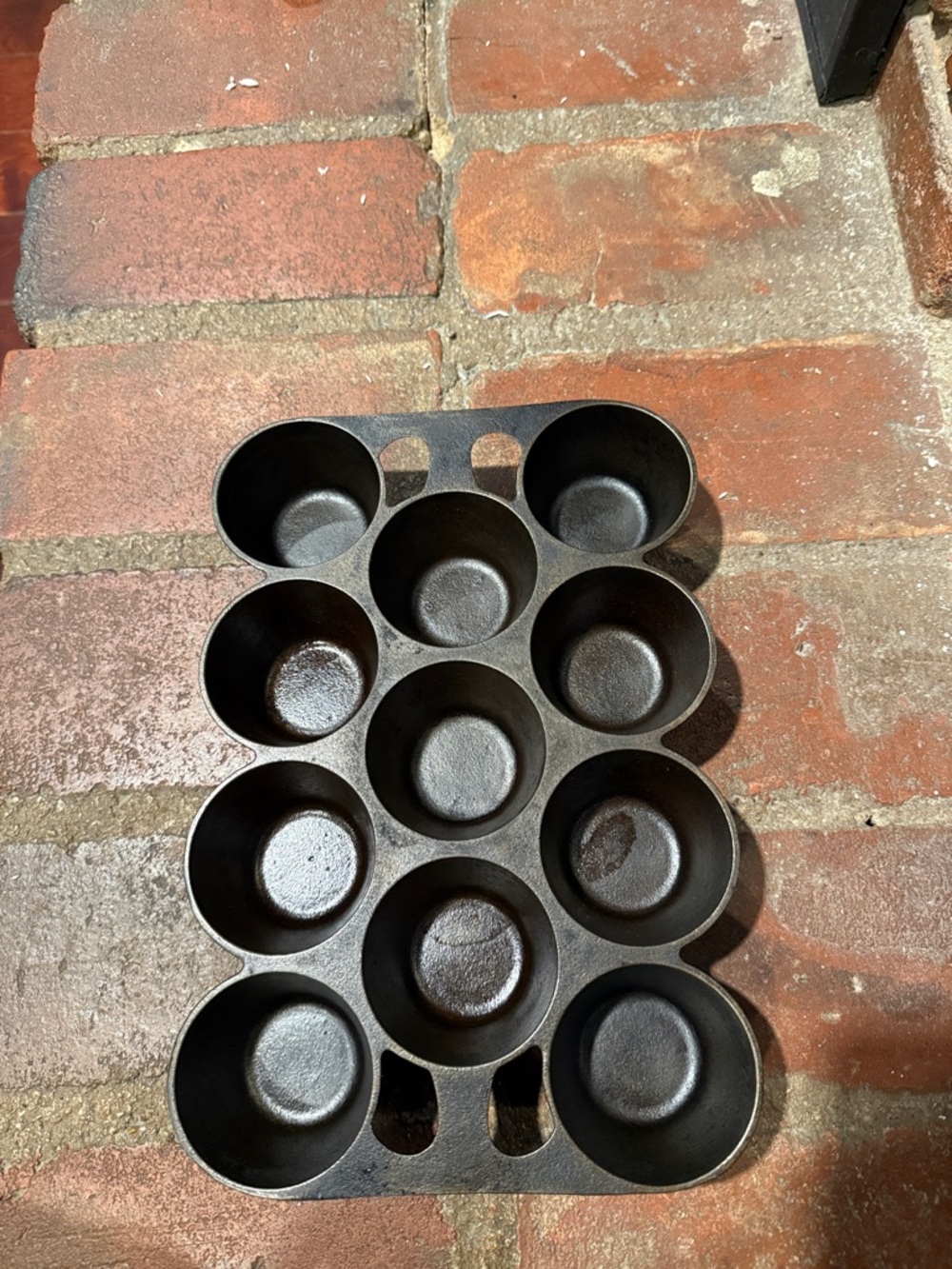 Griswold, Erie, PA No10 - 948 - Pre-Seasoned 11-Cup Vintage Cast Iron Muffin Pan
